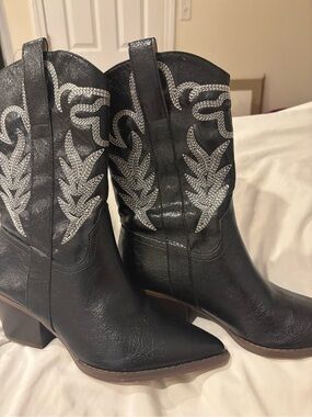 Oasis Society Sophira Faux leather cowboy boots